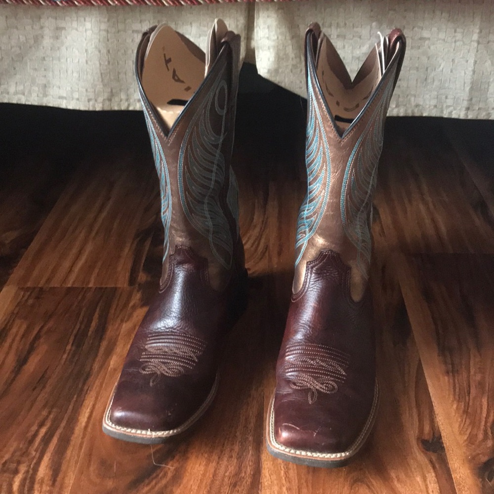 Round Up Wide Square Toe Boots